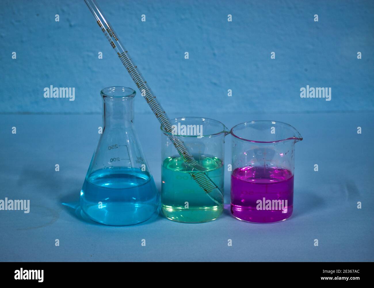 Soluzione di colore in laboratorio chimico. Apparecchiatura per laboratorio chimico con soluzione a colori Foto Stock