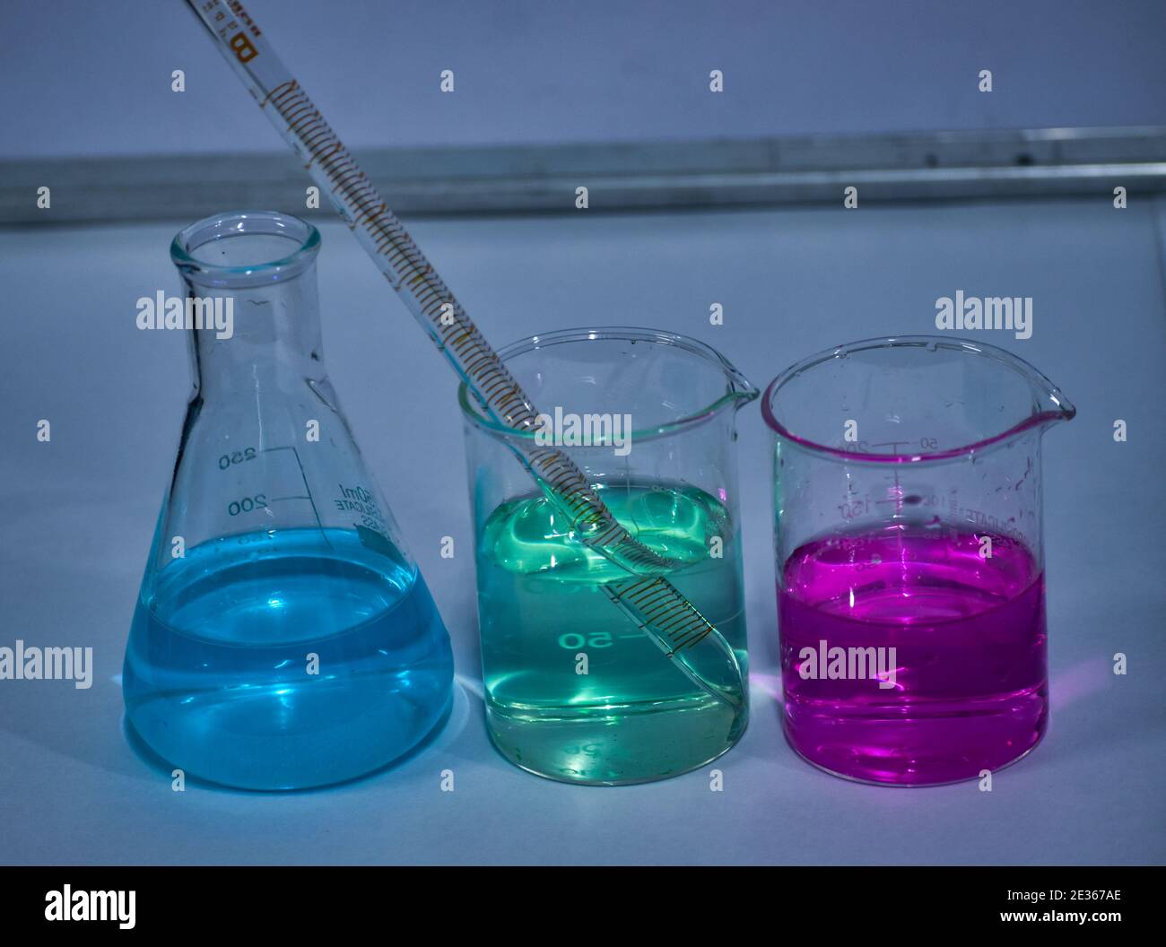 Soluzione di colore in laboratorio chimico. Apparecchiatura per laboratorio chimico con soluzione a colori Foto Stock