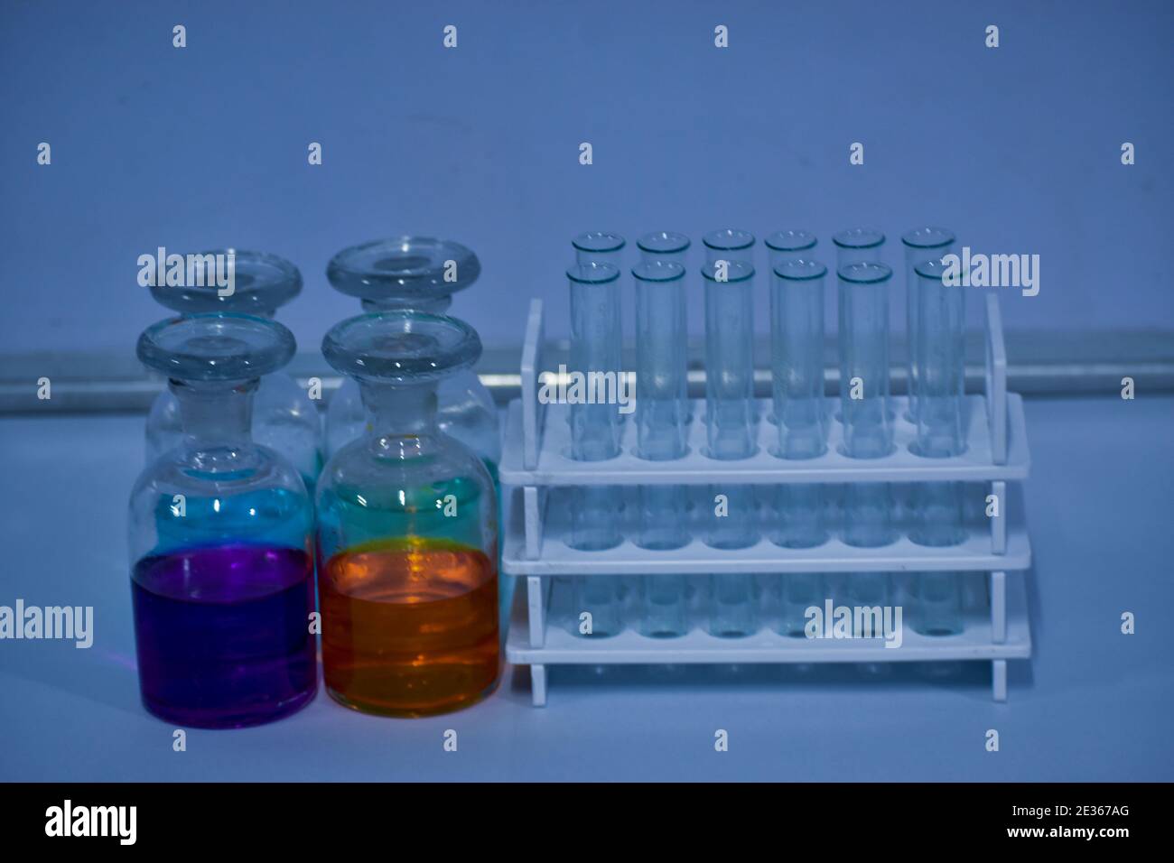 Soluzione di colore in laboratorio chimico. Apparecchiatura per laboratorio chimico con soluzione a colori. Flacone di reagente. Foto Stock