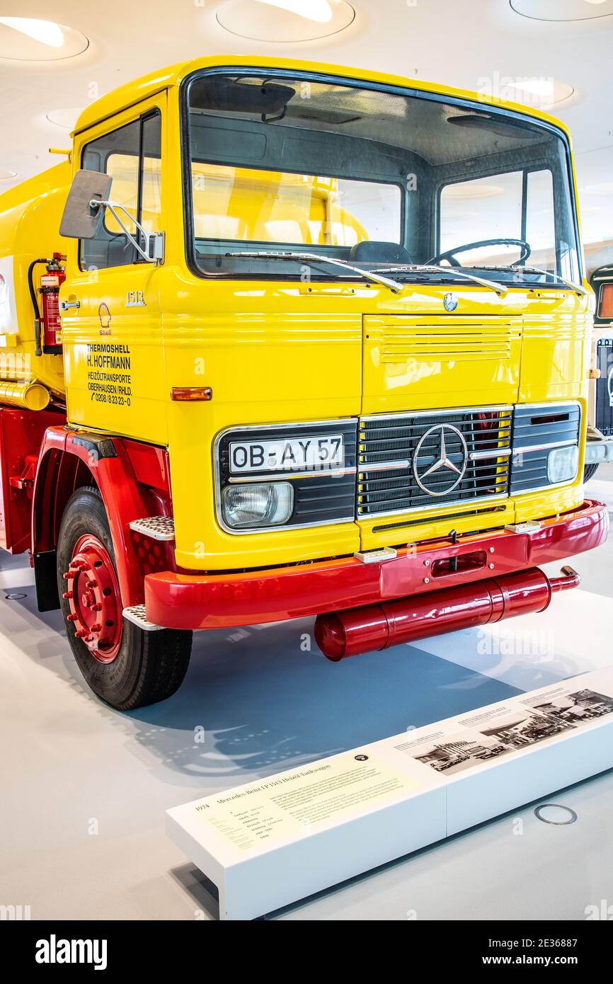 STUTTGART, GERMANIA, 2019: 1974 Mercedes-Benz LP 1513 serbatoio olio combustibile Shell nel museo Mercedes-Benz Foto Stock