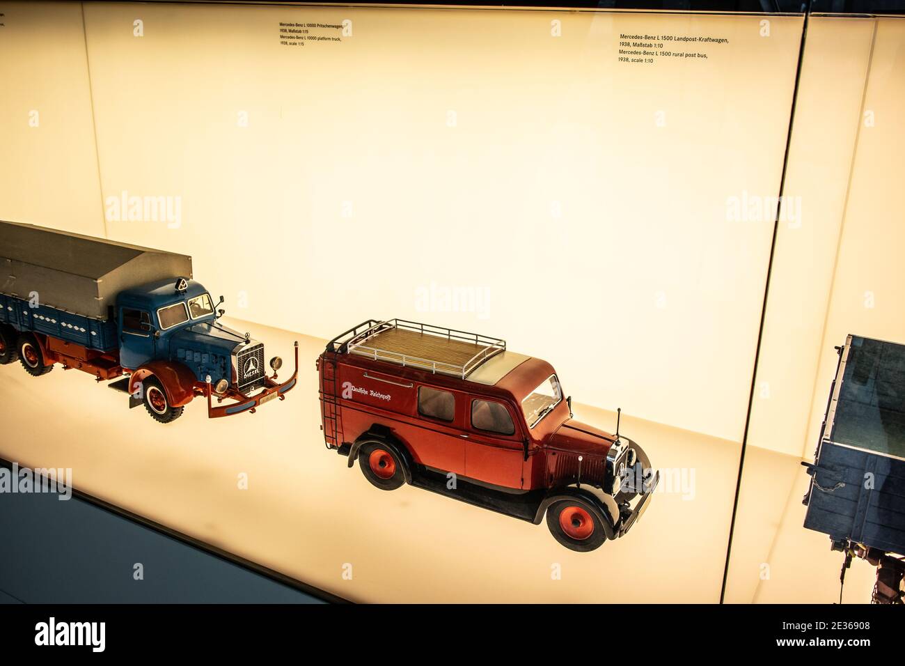 STUTTGART, GERMANIA, 2019: Giocattoli d'auto d'epoca in stile retrò di un vecchio autobus Mercedes-Benz all'esposizione del Museo Mercedes-Benz Foto Stock