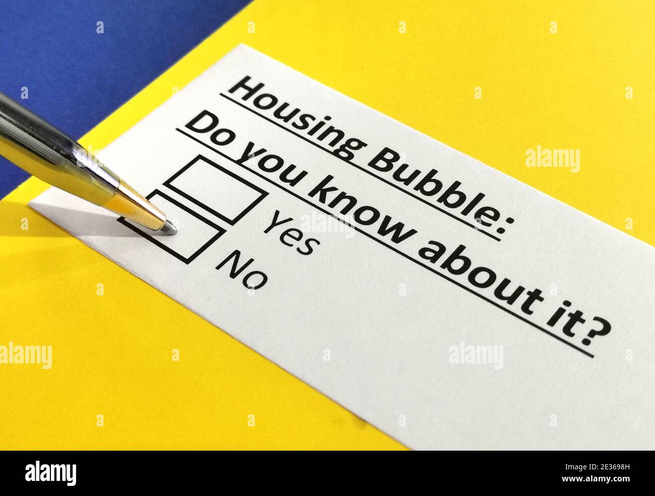 Una persona sta rispondendo alla domanda sulla bolla immobiliare. Foto Stock