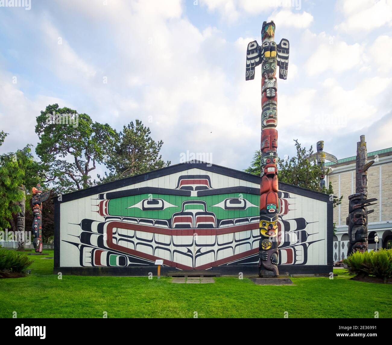 Kwakwaka’wakw Palo araldico (polo 20122) di fronte a Wawadit'la (Mungo Martin House), Thunderbird Park, Royal BC Museum, Victoria, British Columbia. Foto Stock