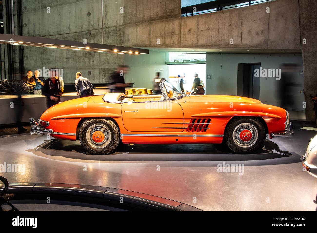 STOCCARDA, GERMANIA, 2019: 1962 Mercedes-Benz 300SL Roadster nel Museo Mercedes-Benz Foto Stock