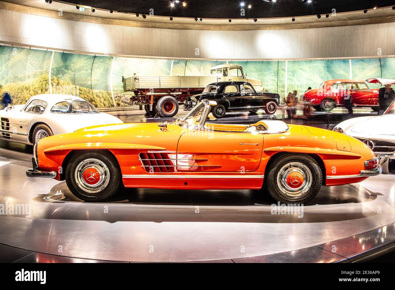 STOCCARDA, GERMANIA, 2019: 1962 Mercedes-Benz 300SL Roadster nel Museo Mercedes-Benz Foto Stock