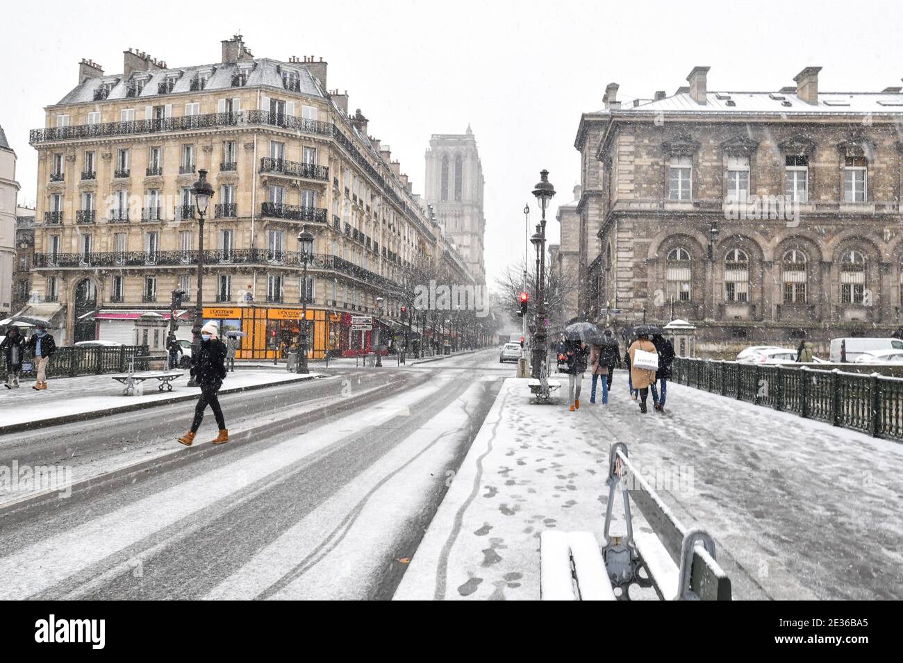 La gente è vista camminare nelle strade come la neve cade a Parigi, Francia, il 16 gennaio 2021. Meteo Francia su Giovedi posto 10 partements nel nord e ad est del paese su allarme meteo arancione a causa delle previsioni di neve pesante. "Queste nevicate generalizzeranno e si intensificheranno nel corso delle ore nei departimenti posti in allarme arancione", ha detto Meteo France. Foto di Lionel Urman/ABACAPRESS.COM Foto Stock