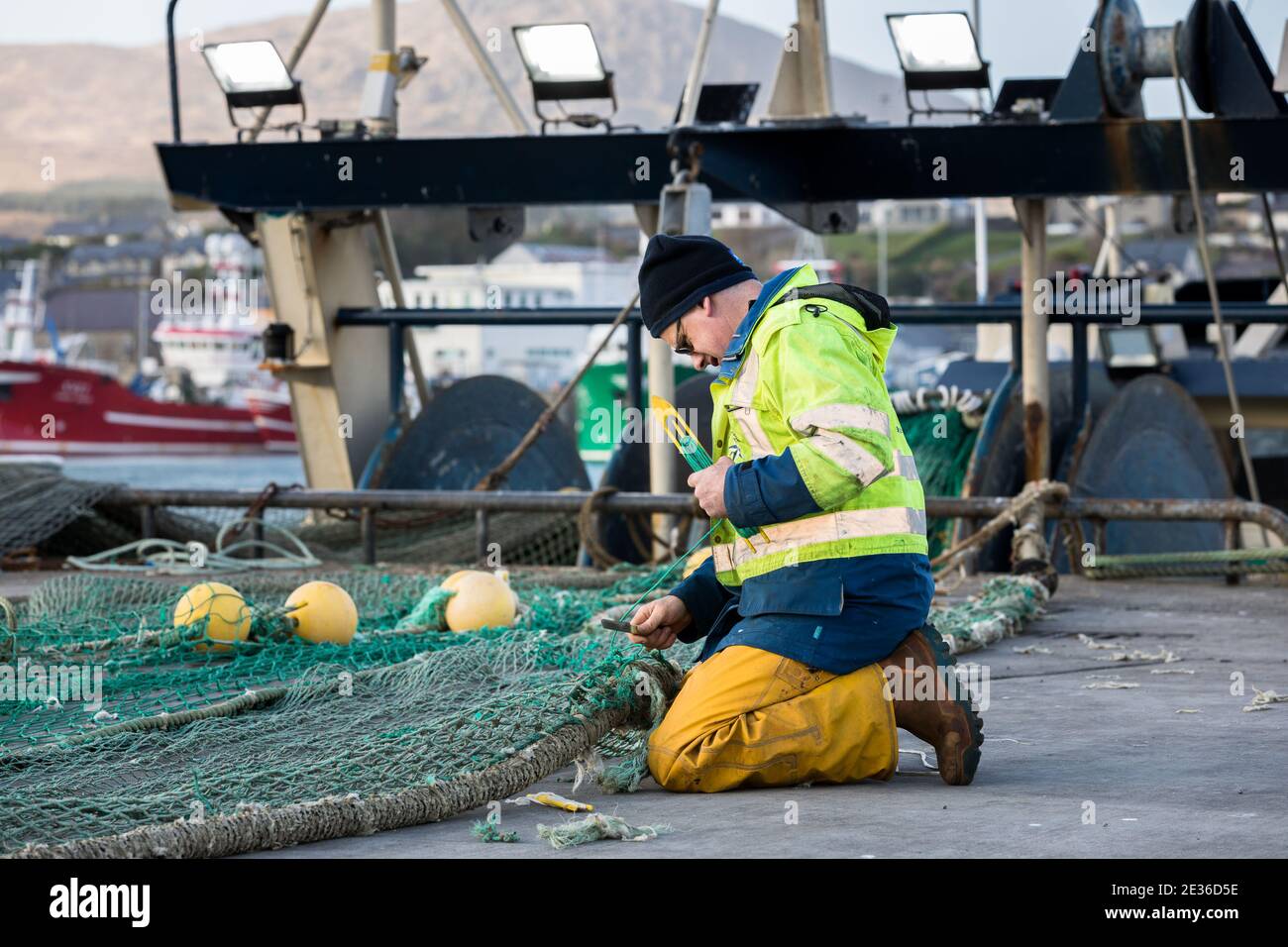 Castletownbere, Cork, Irlanda. 16 gennaio 2021. Noel o'Sullivan, skipper del peschereccio Margaret Katie reti da menda sulla banchina a Castletownbere, Co. Cork, Irlanda. - credito; David Creedon / Alamy Live News Foto Stock