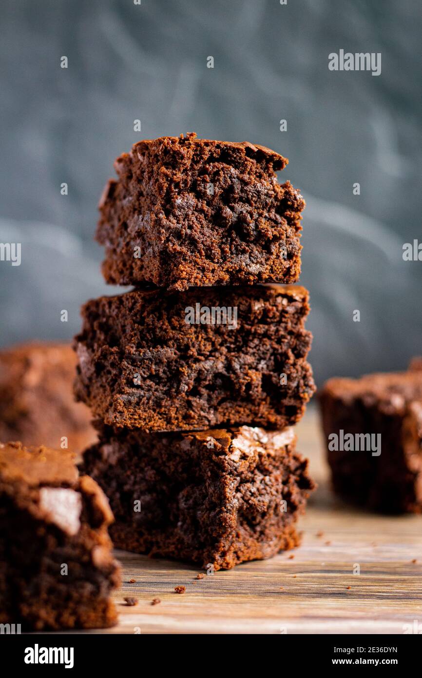 Pila di tre brownie spesse su una tavola di legno, cibo Foto Stock