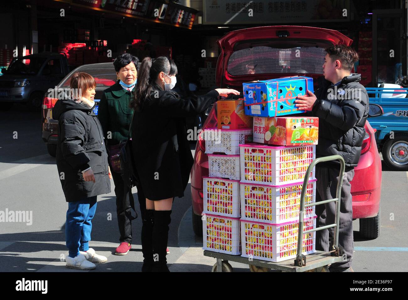 I commercianti ed i clienti sono occupati con vendere e comprare la frutta nel mercato all'ingrosso della frutta nella città di Jinhua, provincia di Zhejiang della Cina orientale¯, 14 gennaio 2 Foto Stock