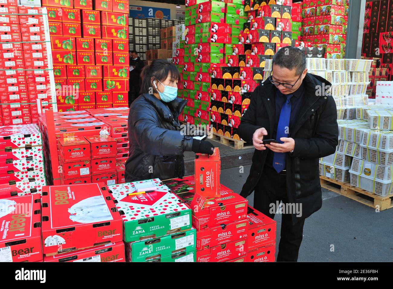 I commercianti ed i clienti sono occupati con vendere e comprare la frutta nel mercato all'ingrosso della frutta nella città di Jinhua, provincia di Zhejiang della Cina orientale¯, 14 gennaio 2 Foto Stock