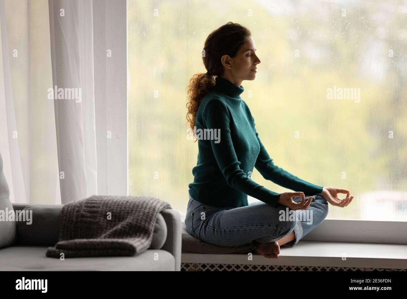 Calma giovane donna meditare con mani mudra Foto Stock