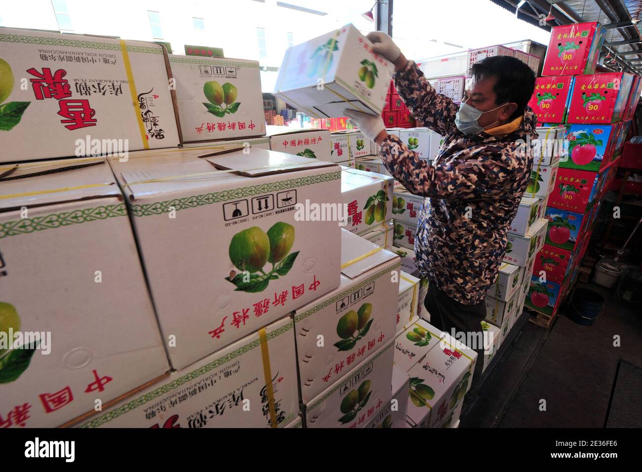 I commercianti ed i clienti sono occupati con vendere e comprare la frutta nel mercato all'ingrosso della frutta nella città di Jinhua, provincia di Zhejiang della Cina orientale¯, 14 gennaio 2 Foto Stock