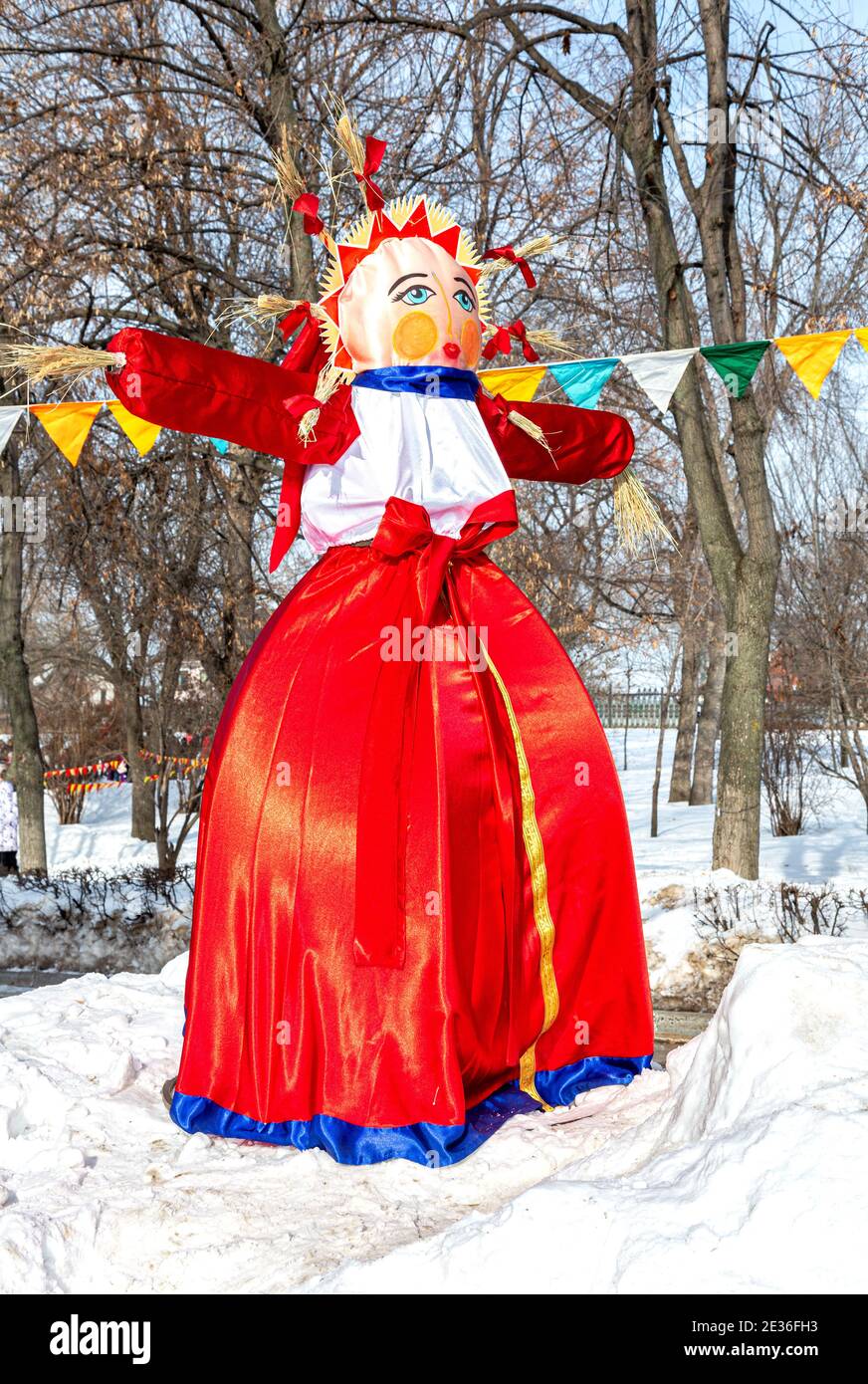Samara, Russia - 18 febbraio 2018: Vacanza di Shrovetide in Russia. Bambola Shrovetide usa e getta preparata per bruciare al festival invernale di addio M. Foto Stock