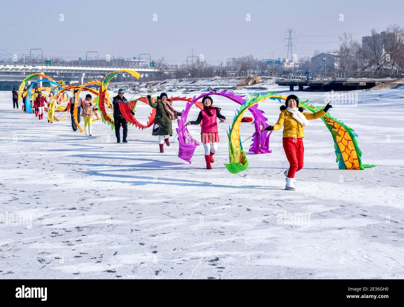 Gli appassionati di danza di seta colorata si allenano all'aperto nella città di Changchun, nella provincia di Jilin, nella Cina nord-orientale, il 12 gennaio 2021. Il movimento nazionale del colore Foto Stock