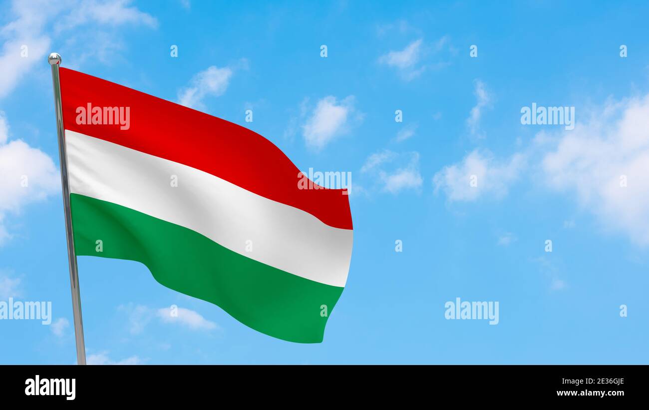 Bandiera ungherese in pole. Cielo blu. Bandiera nazionale dell'Ungheria Foto Stock