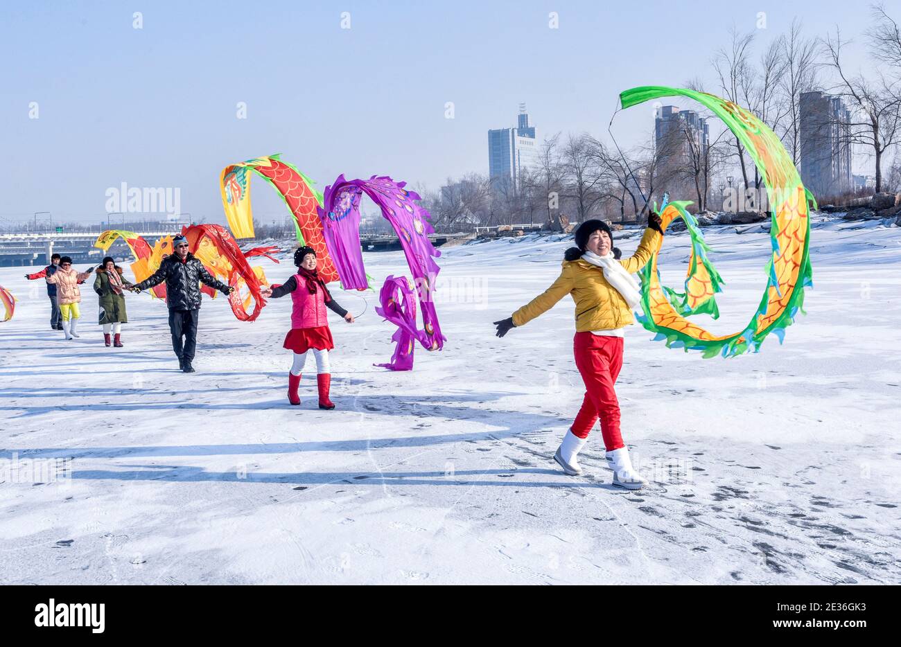 Gli appassionati di danza di seta colorata si allenano all'aperto nella città di Changchun, nella provincia di Jilin, nella Cina nord-orientale, il 12 gennaio 2021. Il movimento nazionale del colore Foto Stock