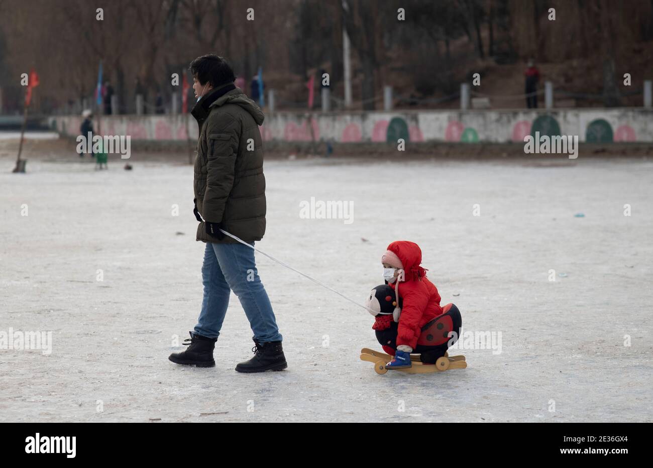 I cittadini vengono al parco per pattinare e godere della gioia portata dagli sport dopo che le piste di pattinaggio riaprono nella città di Shenyang, provincia di Liaoning della Cina nordorientale Foto Stock