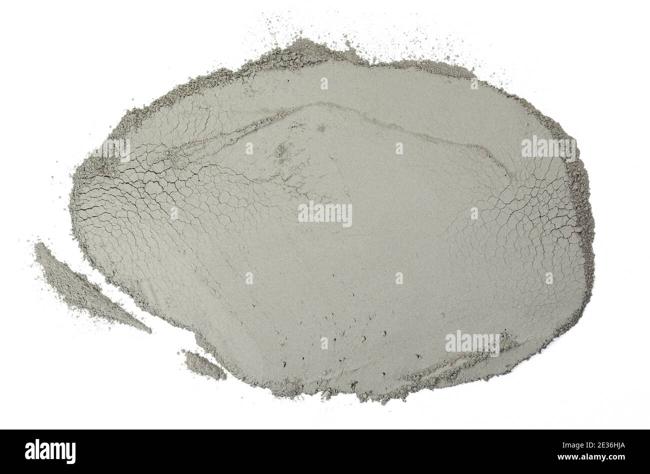 Cumulo di calcestruzzo sabbia mix isolato su bianco. Polvere di cemento Grady isolata su bianco. Foto Stock