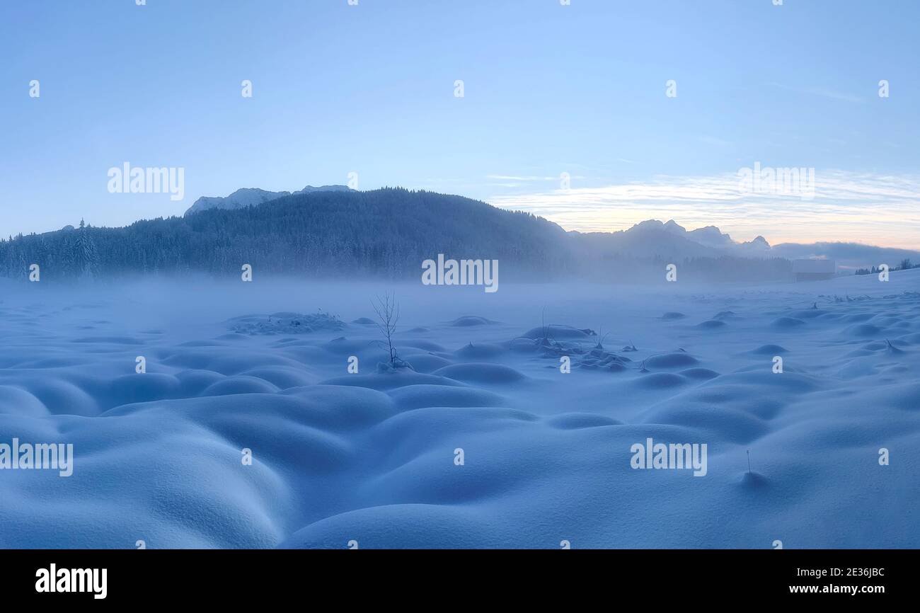 Bizzarro, quasi terreno paesaggio invernale intorno congelato coperto di nebbia terra Foto Stock