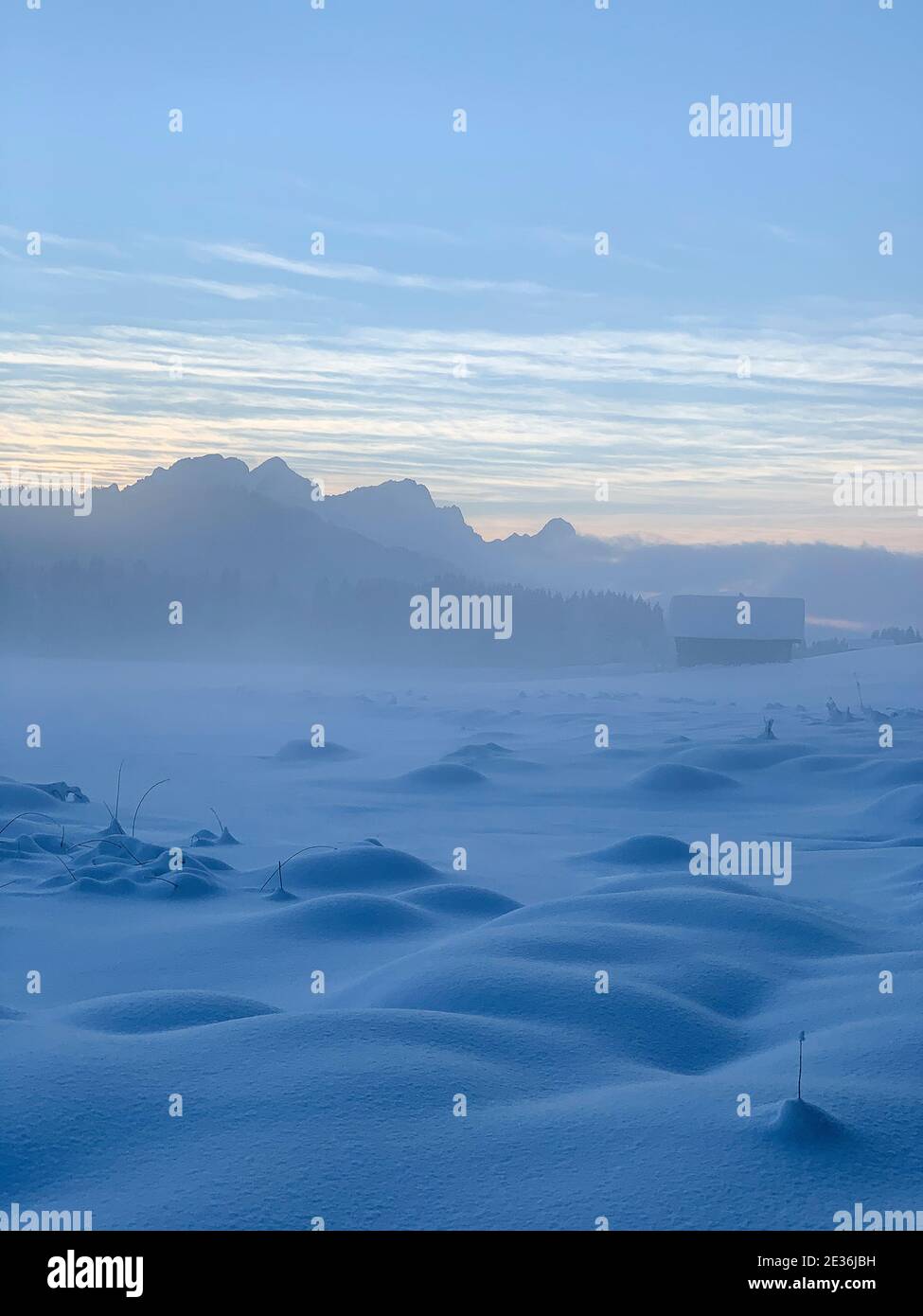 Bizzarro, quasi terreno paesaggio invernale intorno congelato coperto di nebbia terra Foto Stock