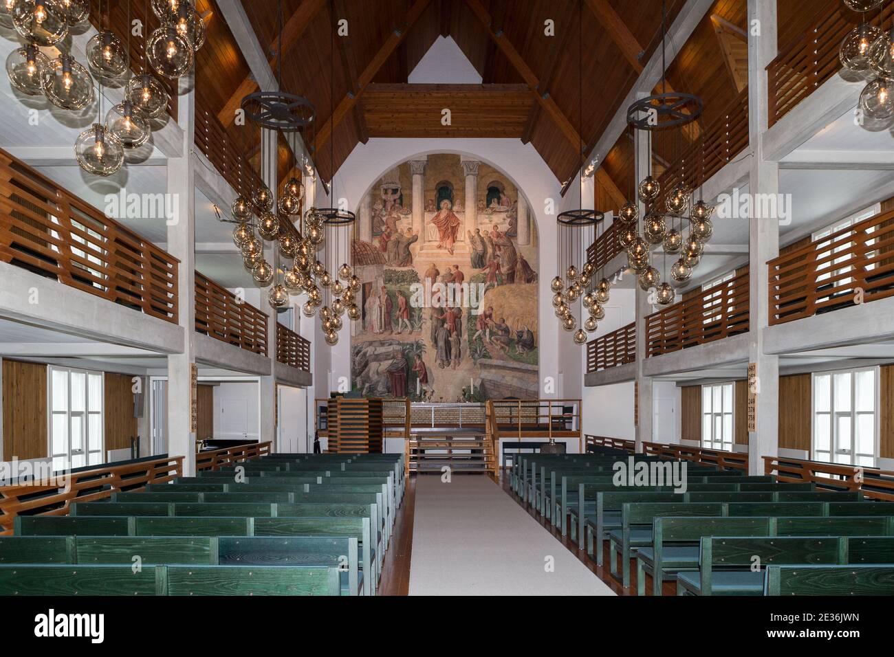 Navata centrale e grande altare banchetto, Christianskirkjan, Chiesa cristiana, Klaksvik città, Isola di Bordoy, Isole Faroe Foto Stock