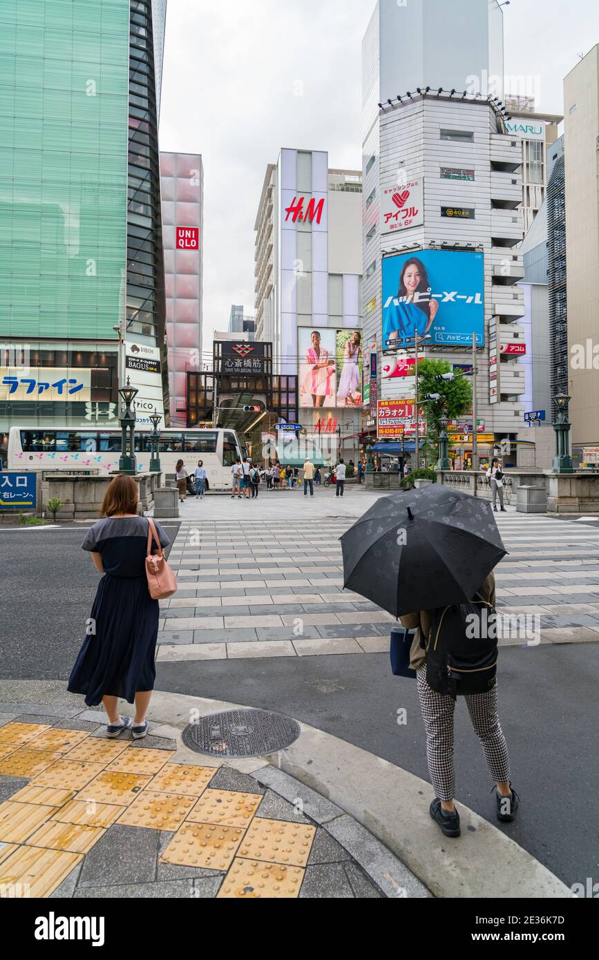 2 luglio 2018, Osaka - Giappone: Foto verticale della via dello shopping di Shinsaibashi Suji Foto Stock