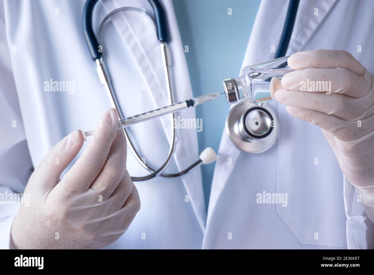 Concetto di vaccino COVID-19 del coronavirus. Siringa con ago e flacone di vaccino per il virus della corona prevengono il trattamento e la medicina di laboratorio Foto Stock