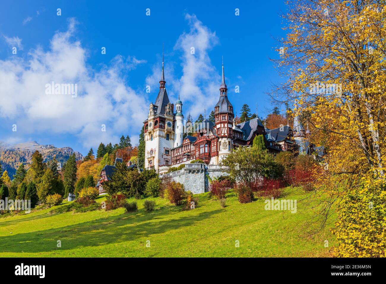 Peles castello in autunno. Sinaia, contea di Prahova, Romania. Foto Stock