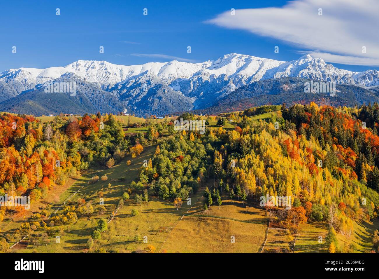 Brasov, Romania. Autunno nel villaggio di Moeciu. Paesaggio rurale nei Carpazi, Romania. Foto Stock