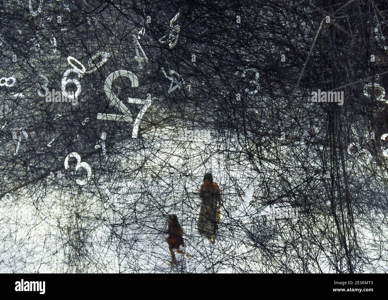 Wellingotn, il museo nazionale neozelandese te Papa a Wellington. 17 gennaio 2021. I visitatori possono vedere 'The Web of Time', un'installazione artistica dell'artista giapponese Chiharu Shiota, presso il museo nazionale della Nuova Zelanda te Papa a Wellington, Nuova Zelanda, il 17 gennaio 2021. L'opera d'arte, composta da gallerie tortuose realizzate in lana nera, è diventata parte della collezione permanente di te Papa. Credit: Guo Lei/Xinhua/Alamy Live News Foto Stock