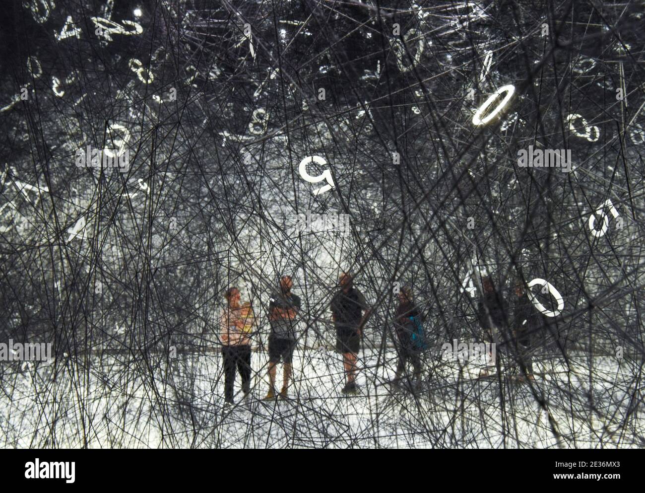 Wellingotn, il museo nazionale neozelandese te Papa a Wellington. 17 gennaio 2021. I visitatori possono vedere 'The Web of Time', un'installazione artistica dell'artista giapponese Chiharu Shiota, presso il museo nazionale della Nuova Zelanda te Papa a Wellington, Nuova Zelanda, il 17 gennaio 2021. L'opera d'arte, composta da gallerie tortuose realizzate in lana nera, è diventata parte della collezione permanente di te Papa. Credit: Guo Lei/Xinhua/Alamy Live News Foto Stock