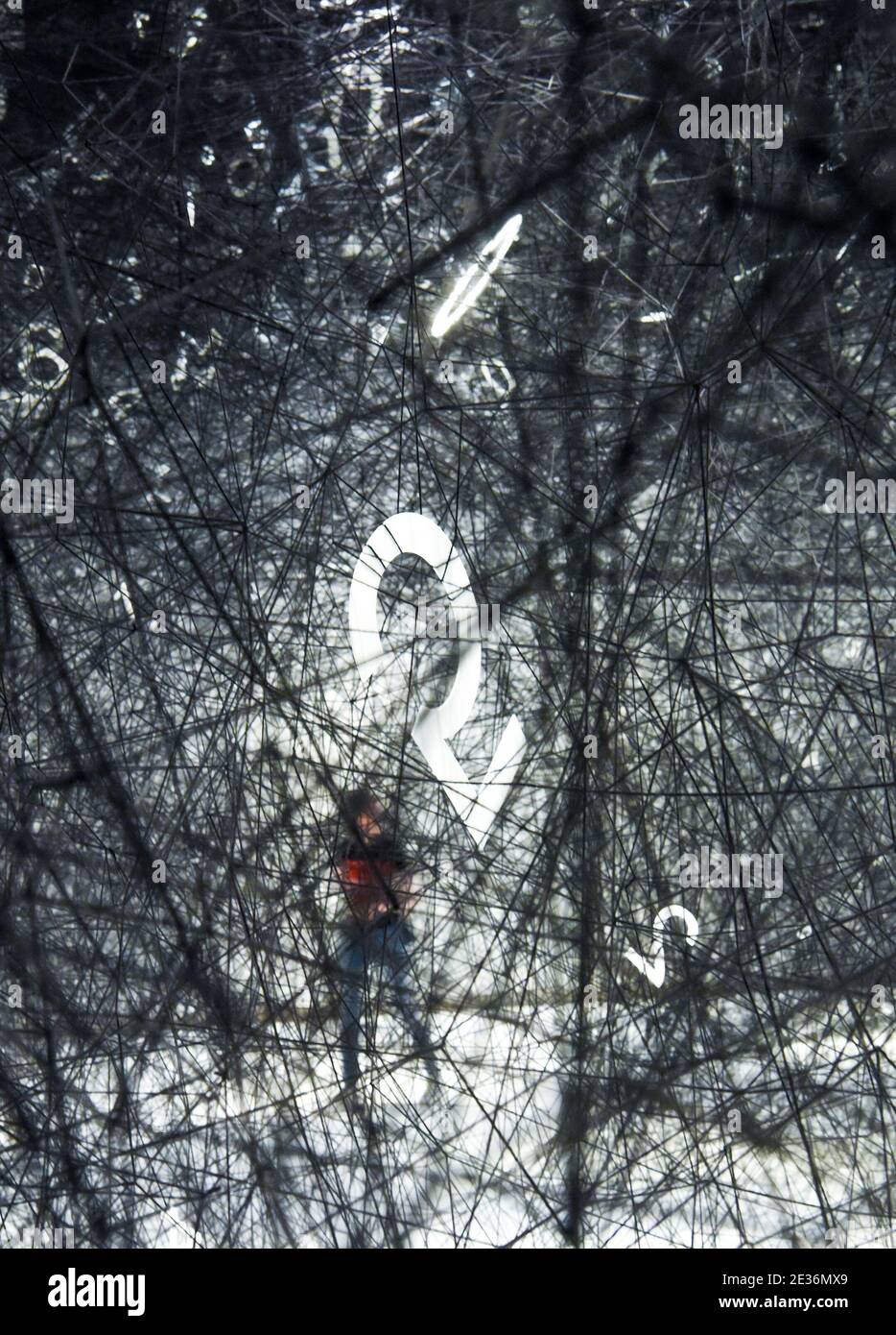 Wellingotn, il museo nazionale neozelandese te Papa a Wellington. 17 gennaio 2021. Un visitatore vede 'The Web of Time', un'installazione artistica dell'artista giapponese Chiharu Shiota, presso il museo nazionale della Nuova Zelanda te Papa a Wellington, Nuova Zelanda, il 17 gennaio 2021. L'opera d'arte, composta da gallerie tortuose realizzate in lana nera, è diventata parte della collezione permanente di te Papa. Credit: Guo Lei/Xinhua/Alamy Live News Foto Stock