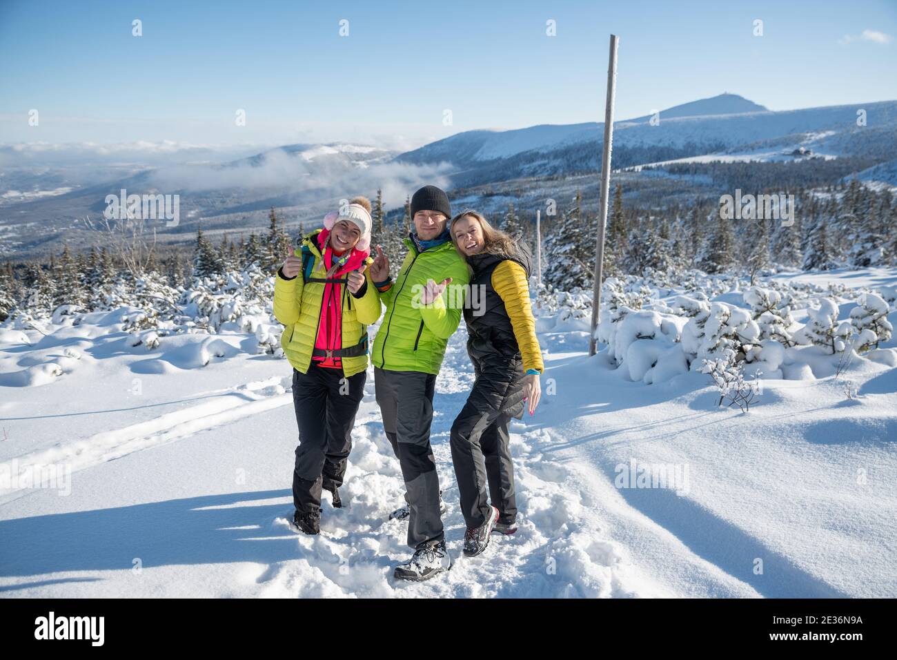 Amici felici in vacanza invernale. Godono l'inverno e il loro tempo libero. Foto Stock