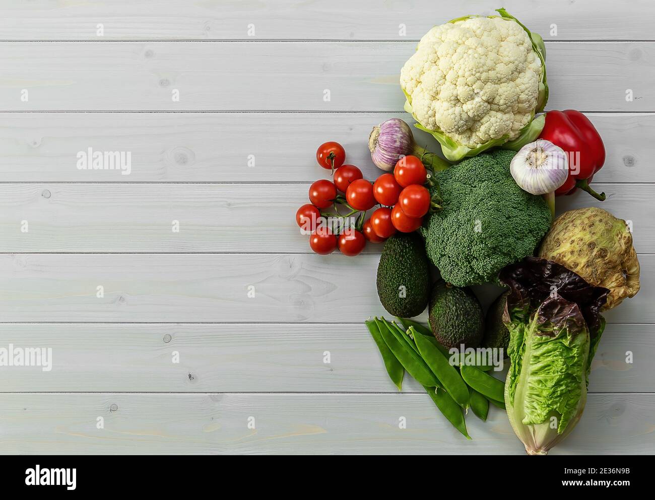 Cibo sano di fondo, prodotti alimentari alla moda a base di piante - verdure fresche crude Foto Stock