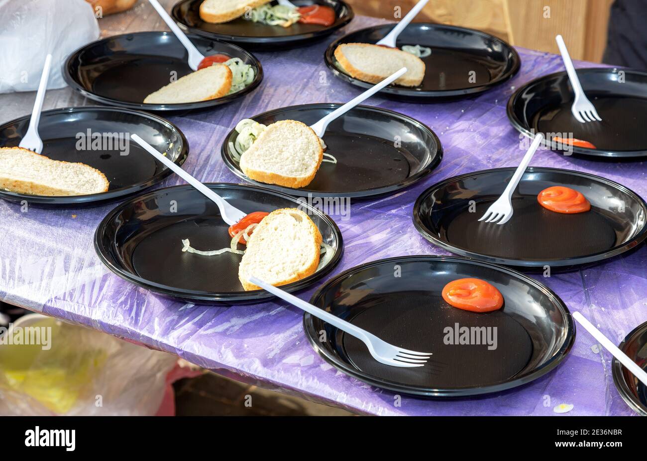 Piastre e forcelle monouso con pane e ketchup per esterni cibo Foto Stock