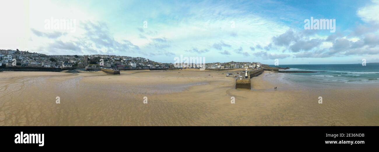 Panoramica del porto di St Ives a bassa marea Foto Stock