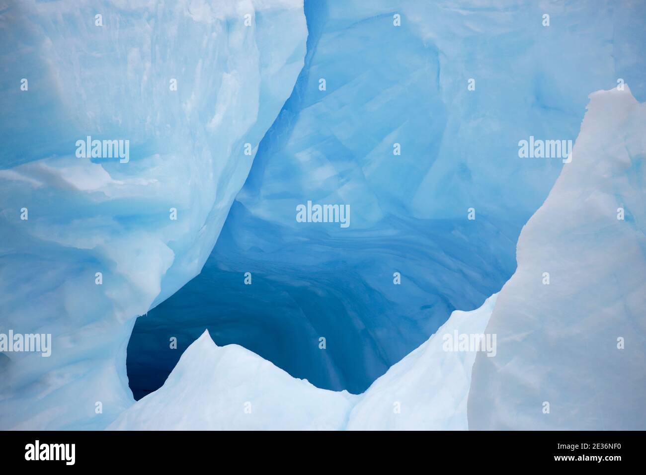 Blue iceberg, Isola di Mezza Luna, vicino alla Penisola Antartica 14 dicembre 2015 Foto Stock