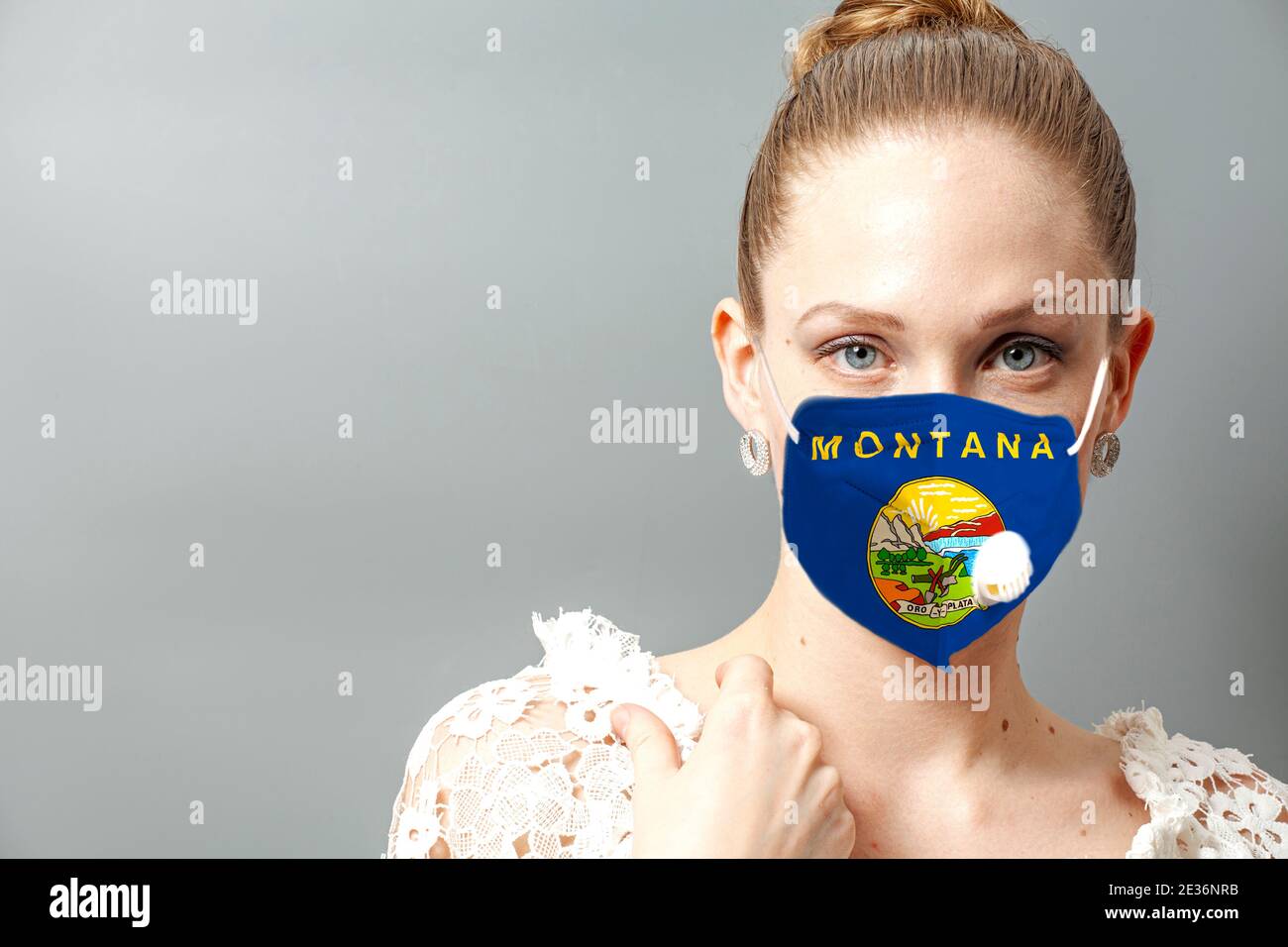 Ritratto di giovane donna che indossa maschera protettiva viso con bandiera Stati Uniti Montana per prevenire il coronavirus. Foto Stock