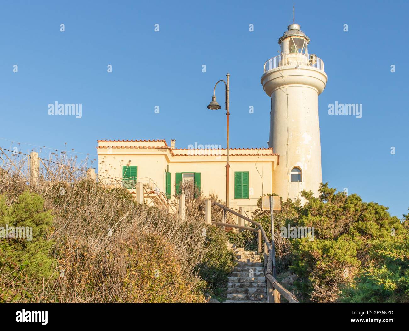 Una meravigliosa vetta famosa tra escursionisti e escursionisti, il Monte Circeo è un promontorio situato a pochi chilometri a sud di Roma. Qui il suo faro Foto Stock