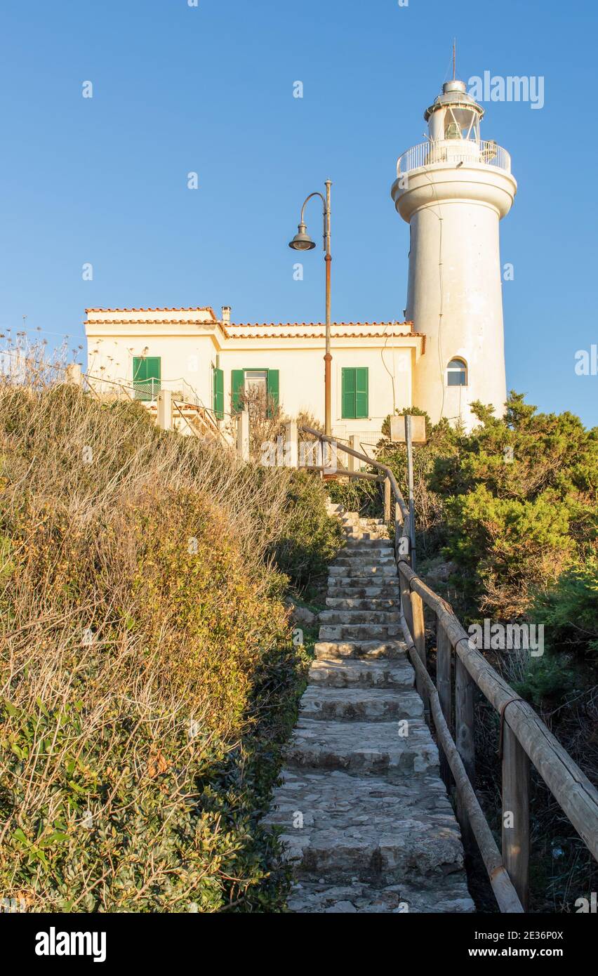 Una meravigliosa vetta famosa tra escursionisti e escursionisti, il Monte Circeo è un promontorio situato a pochi chilometri a sud di Roma. Qui il suo faro Foto Stock