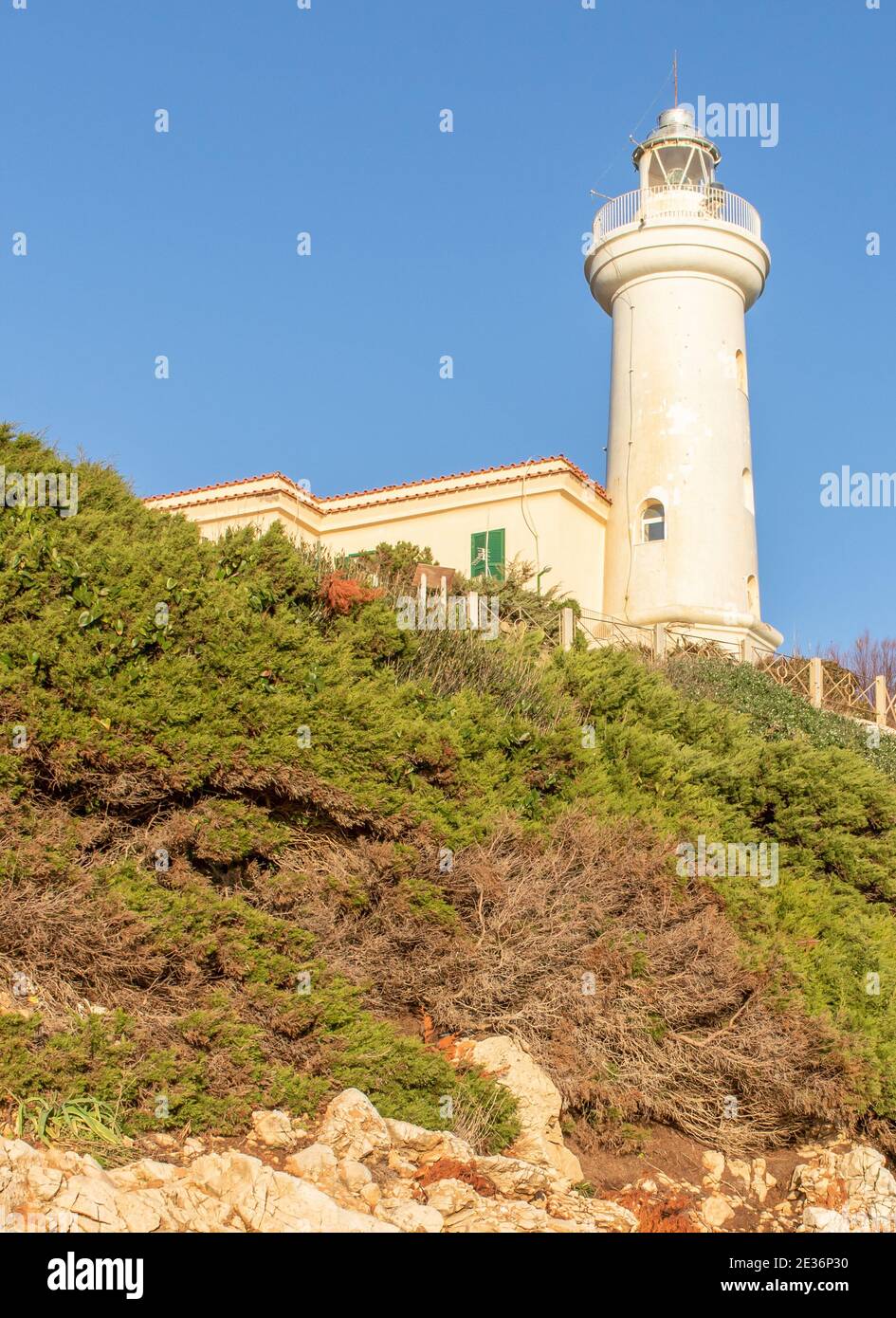 Una meravigliosa vetta famosa tra escursionisti e escursionisti, il Monte Circeo è un promontorio situato a pochi chilometri a sud di Roma. Qui il suo faro Foto Stock