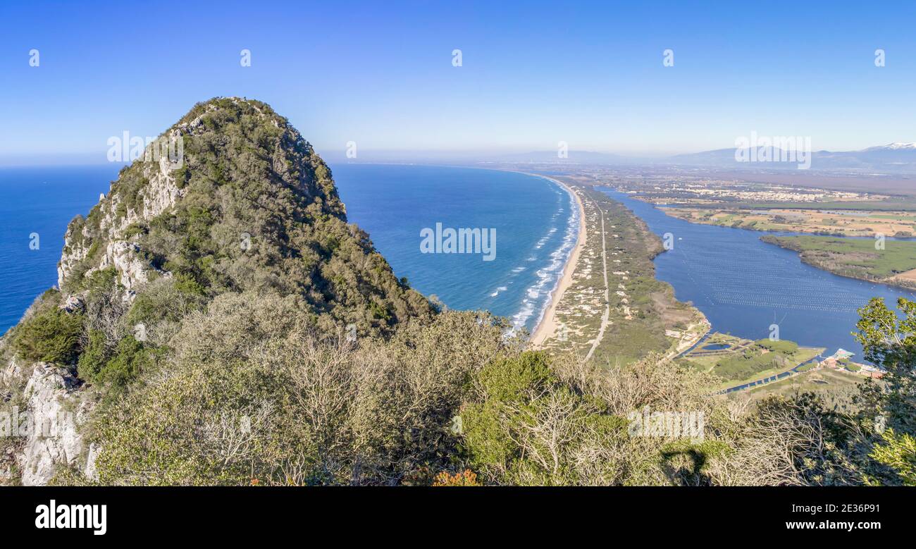 Una meravigliosa vetta famosa tra escursionisti e escursionisti, il Monte Circeo è un promontorio situato a pochi chilometri a sud di Roma. Ecco la vista Foto Stock