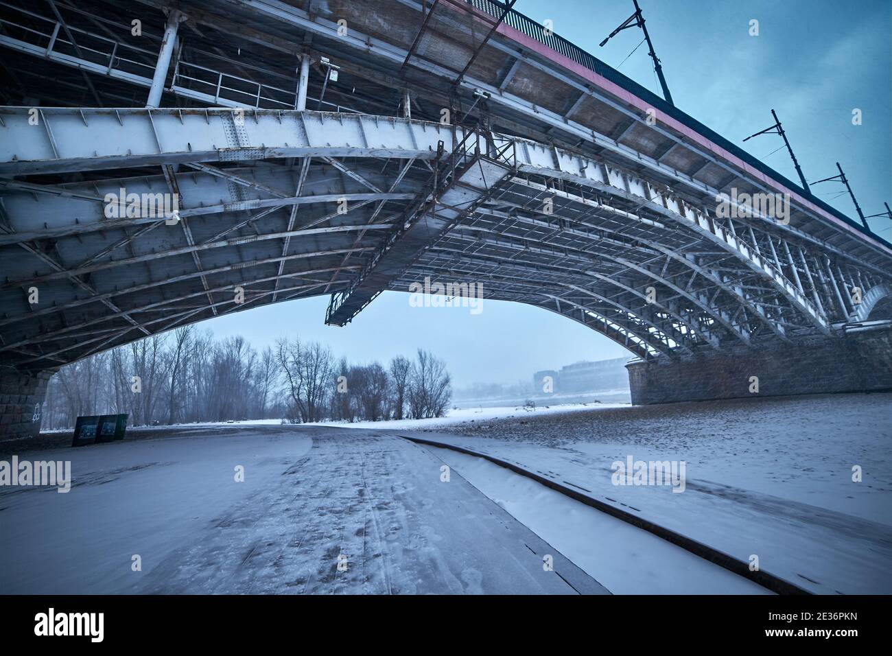 Vista a Varsavia nevosa, sotto il ponte di Poniatowski Foto Stock