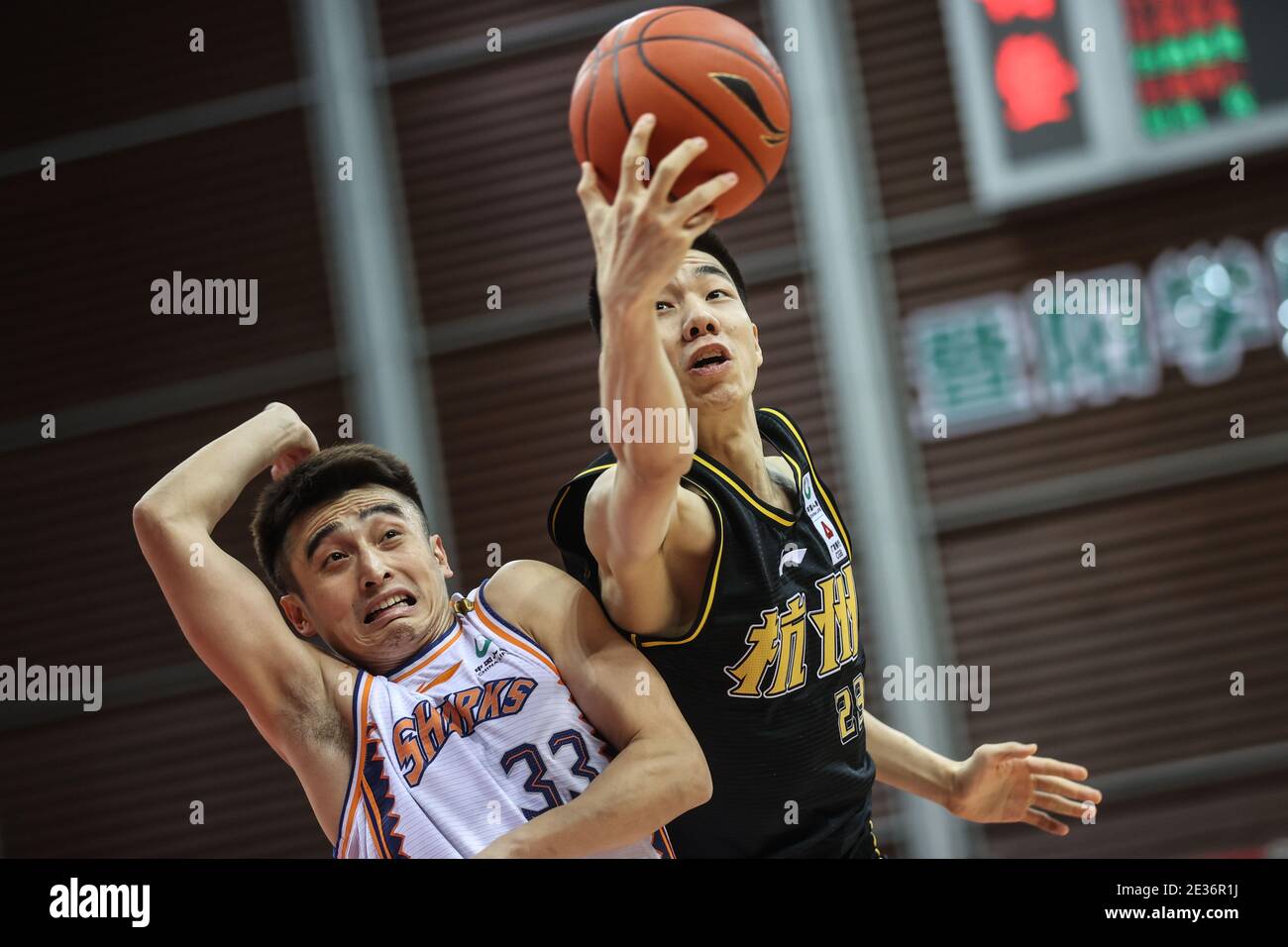 Zhuji, provincia cinese di Zhejiang. 17 gennaio 2021. Zhu Junglong (R) dei Lions di Zhejiang viagga con Luo Hanchen degli squali di Shanghai durante il 31° round match tra i Leoni di Zhejiang e gli squali di Shanghai nella stagione 2020-2021 della Chinese Basketball Association (CBA) League a Zhuji, provincia di Zhejiang, 17 gennaio 2021. Credit: Pan Yulong/Xinhua/Alamy Live News Foto Stock