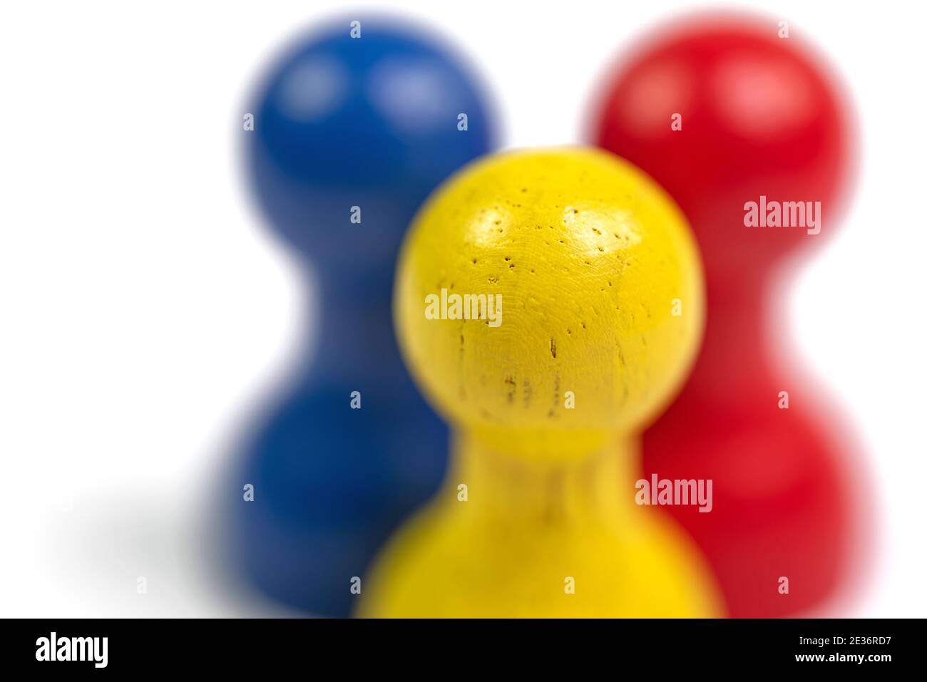 Primo piano di tre colorati coni di legno Foto Stock