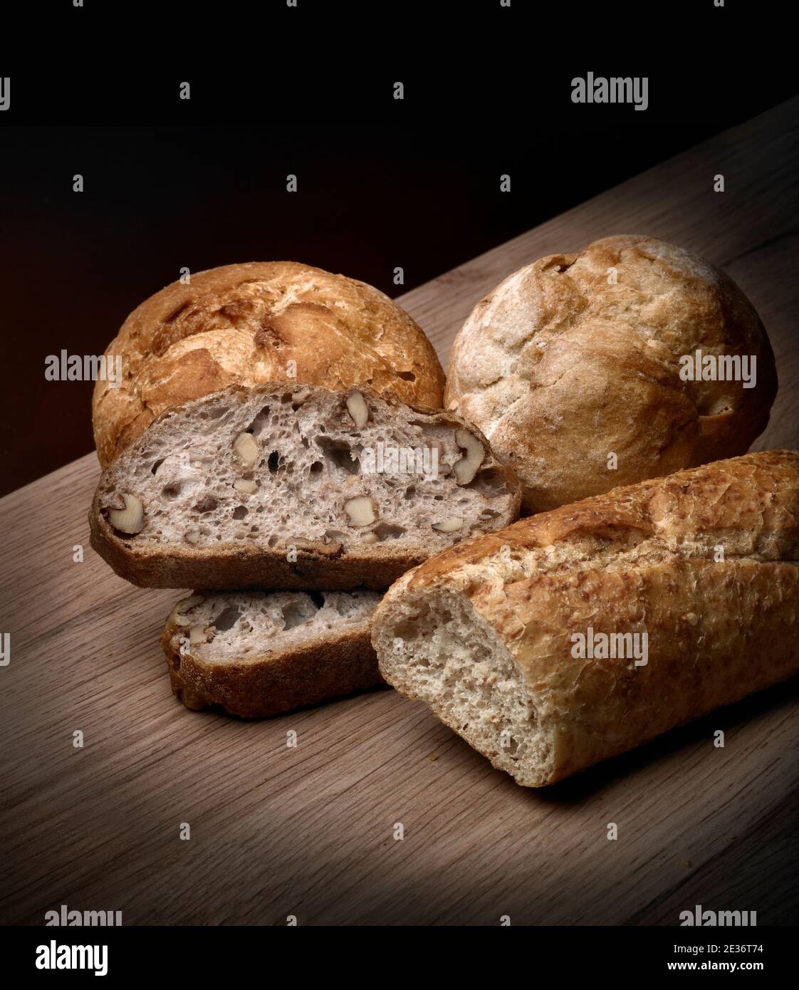 Ancora vita di diversi tipi di panetteria su tavola di legno Foto Stock