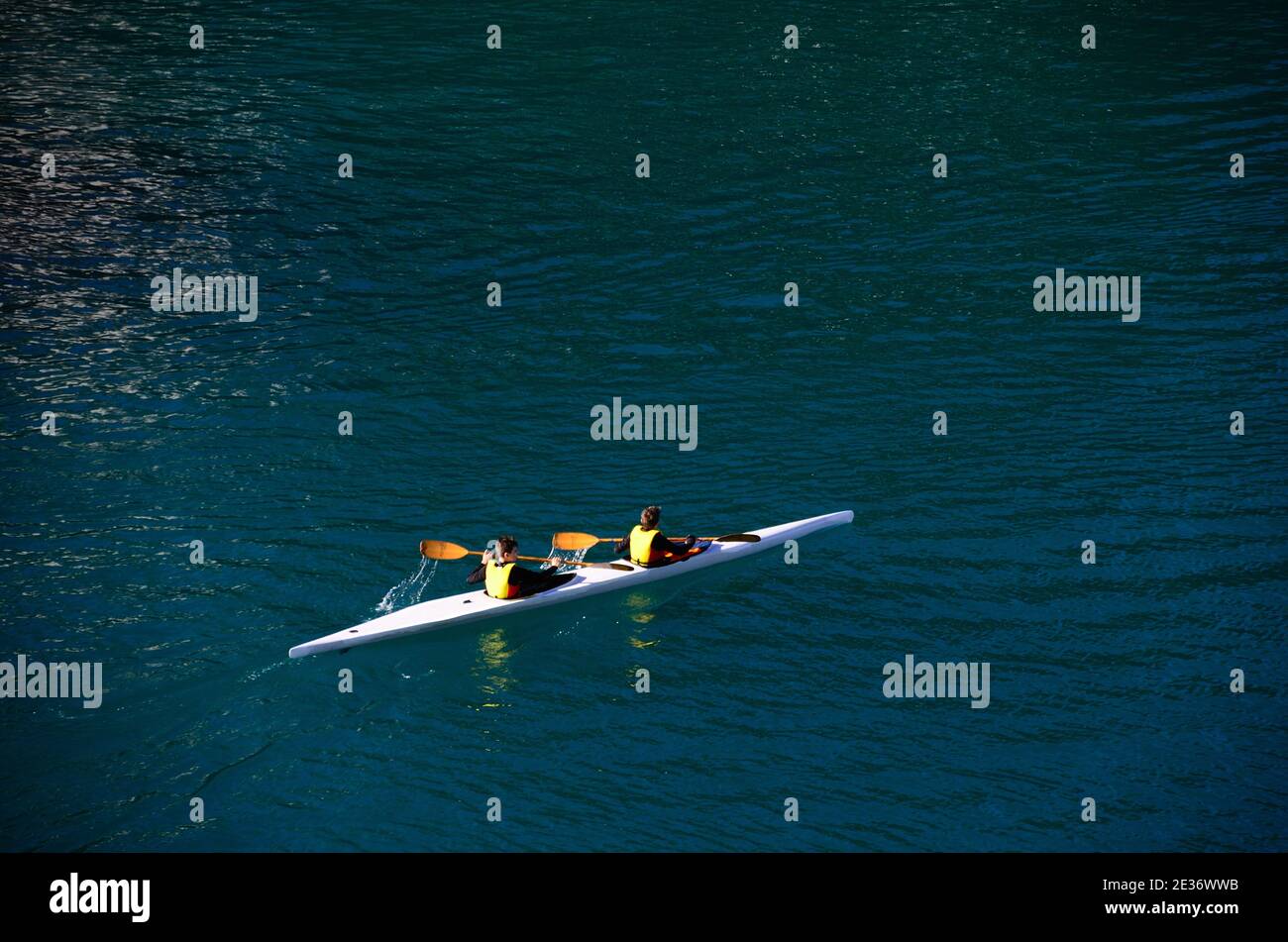 Canoa per due treni nel porto di Savona Foto Stock