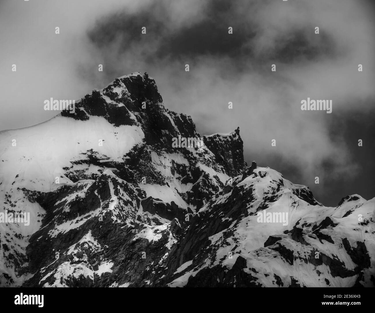 Foto in bianco e nero della montagna Kinnaur Kailash ricoperta di neve Picco in India Foto Stock