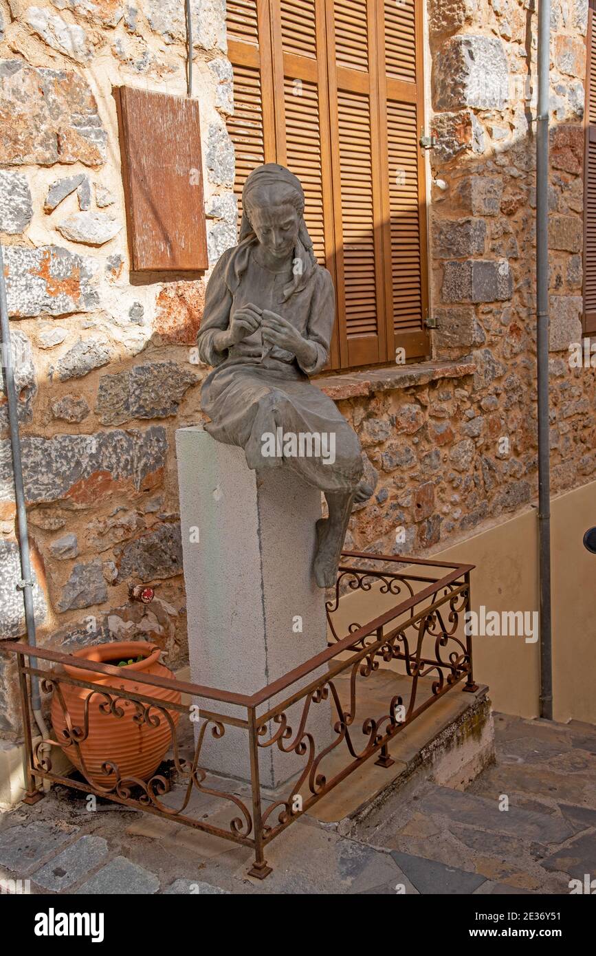 Kritsa, Creta, Grecia, 18 ottobre 2020. Una bella scultura una ragazza locale eroina Rodanthe Foto Stock