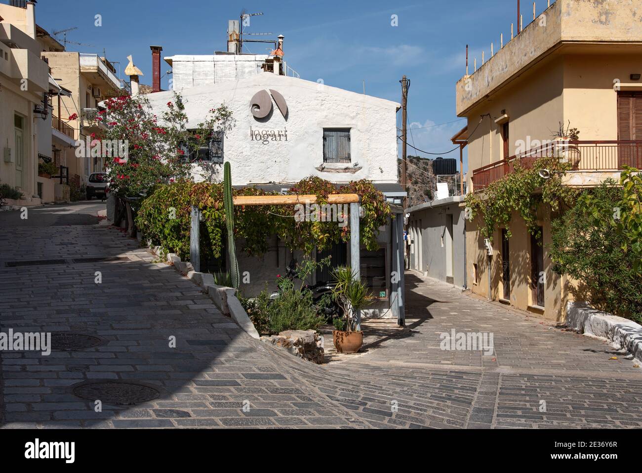 Kritsa, Creta, Grecia, 18 ottobre 2020. Vista sulla piccola strada, nel centro della città di Kritsa , Creta, Grecia Foto Stock